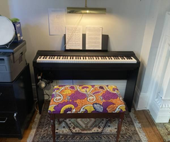 Yamaha P125 electric piano w. wooden stand