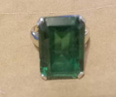 10k Ladies ring sz 7 1/2