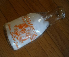 1940s ARISTOCRAT ONE QUART MILK BOTTLE - Philadelphia, PA