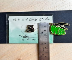Two Small Magnets/Needles Minders, Black Cat & Frog With Witch Hat