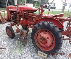 FARMALL 100 TRACTOR W. SIDE DRESSER