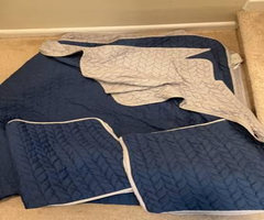 Reversable queen comforter set 2 standard shams